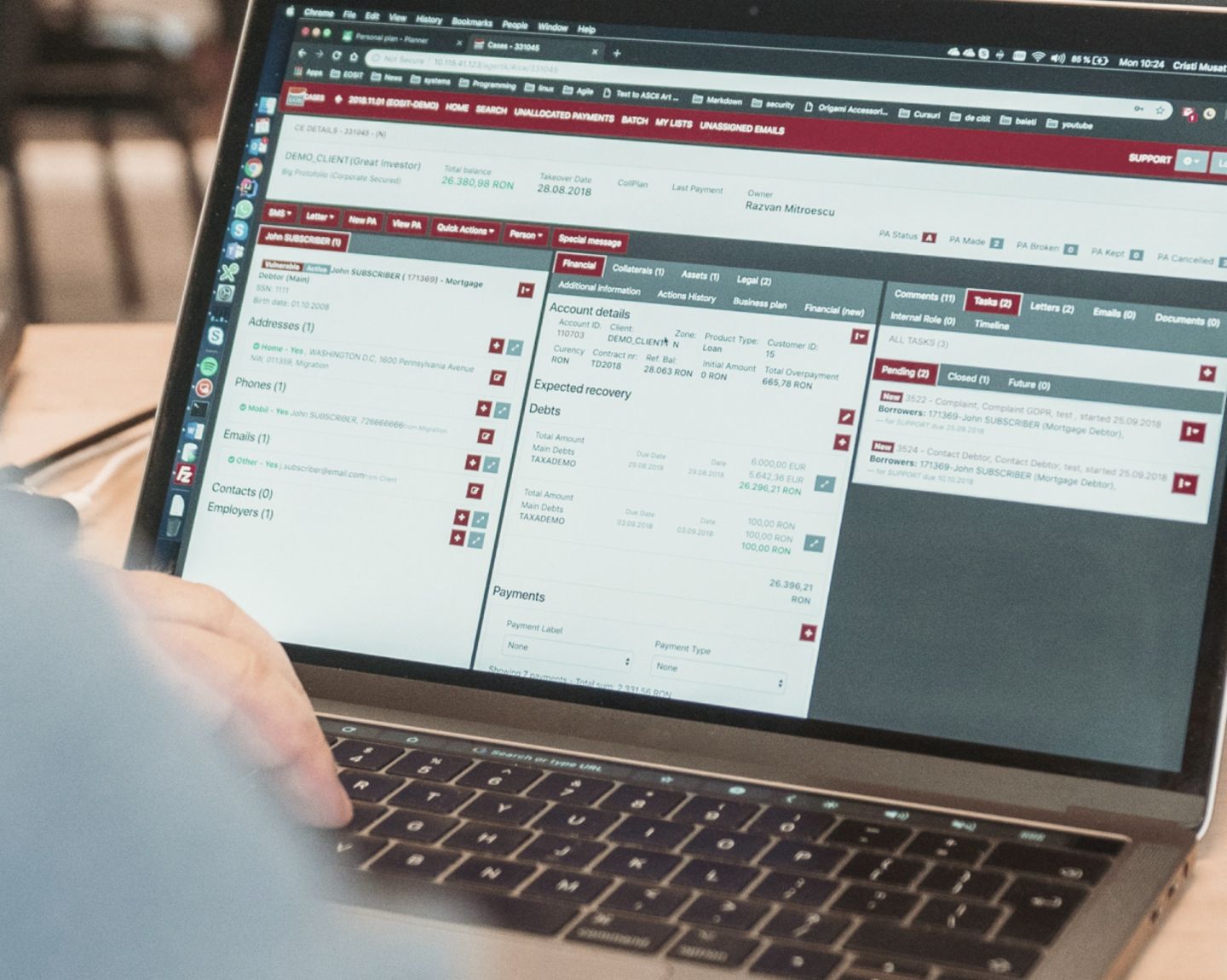 Zdjęcie przedstawia otwarty laptop z programem Kollecto+ na ekranie. Tekst poniżej brzmi: „Do końca 2023 roku osiem z 24 oddziałów krajowych EOS będzie korzystać z platformy Kollecto+, a kolejne oddziały wdrożą ją niebawem”.