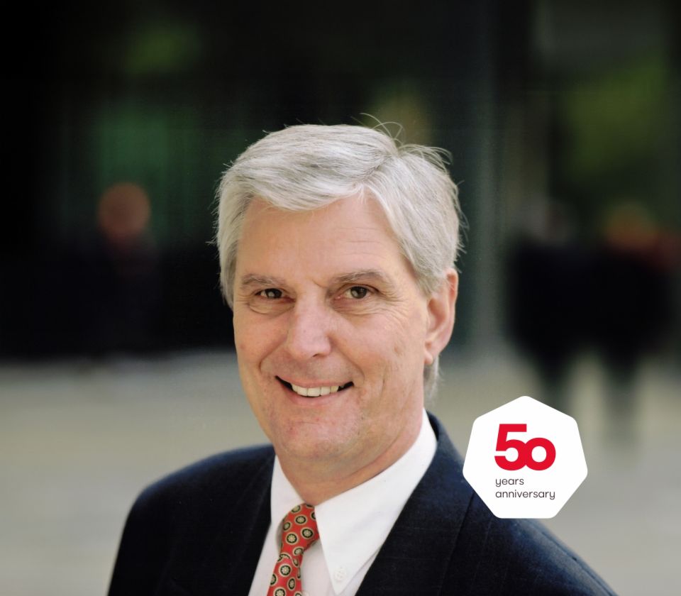 Portret Dietera Plambecka, dyrektora zarządzającego EOS Deutscher Inkassodienst do 2005 roku