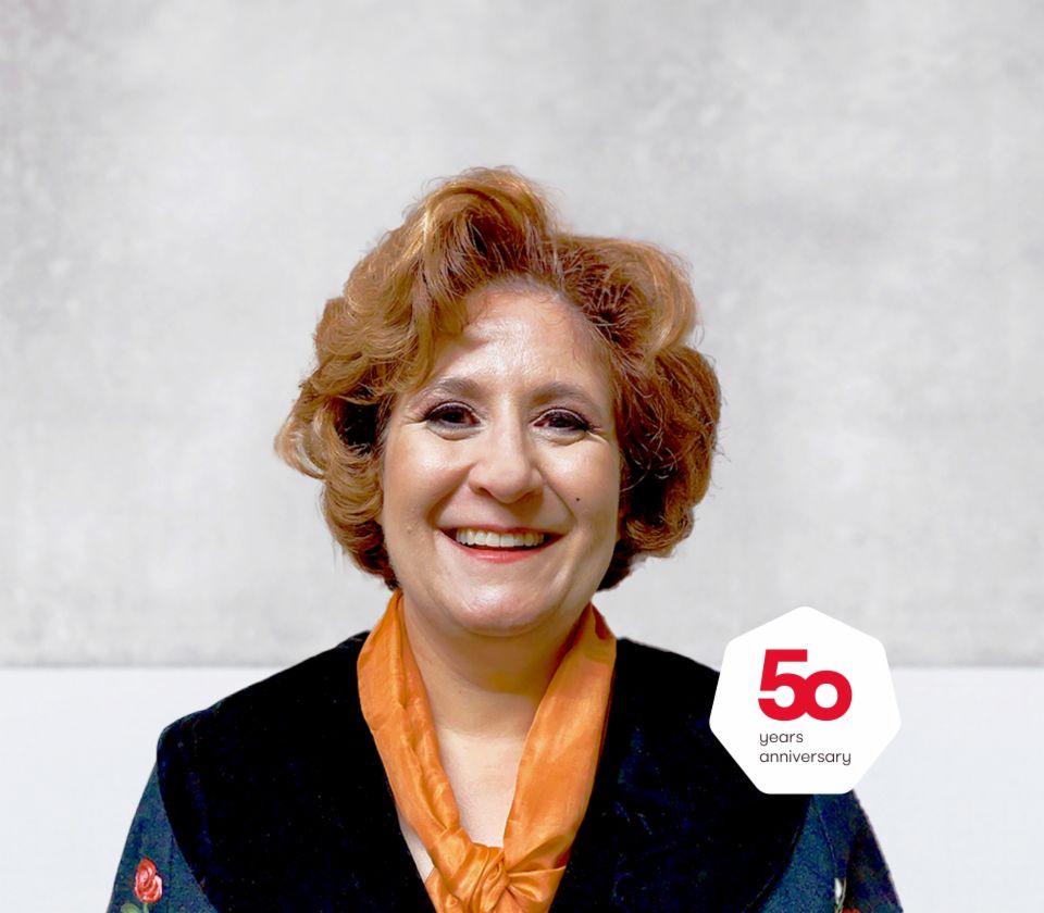 Zdjęcie portretowe Patrizii Christen, Collection Specialist w EOS Szwajcaria, na jasnym tle