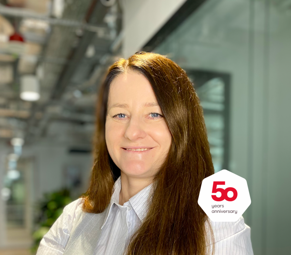 Zdjęcie portretowe Agnieszki Chromińskiej, Dyrektor Departamentu Wierzytelności bez Zabezpieczenia w EOS Polska, w otoczeniu biurowym