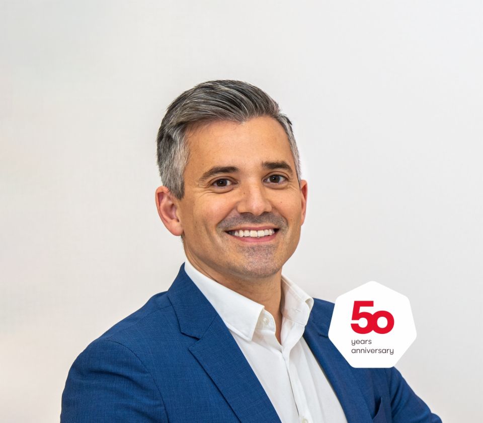 Zdjęcie portretowe Carlosa Lorenzo, Managing Director w EOS Hiszpania, na jasnym tle 