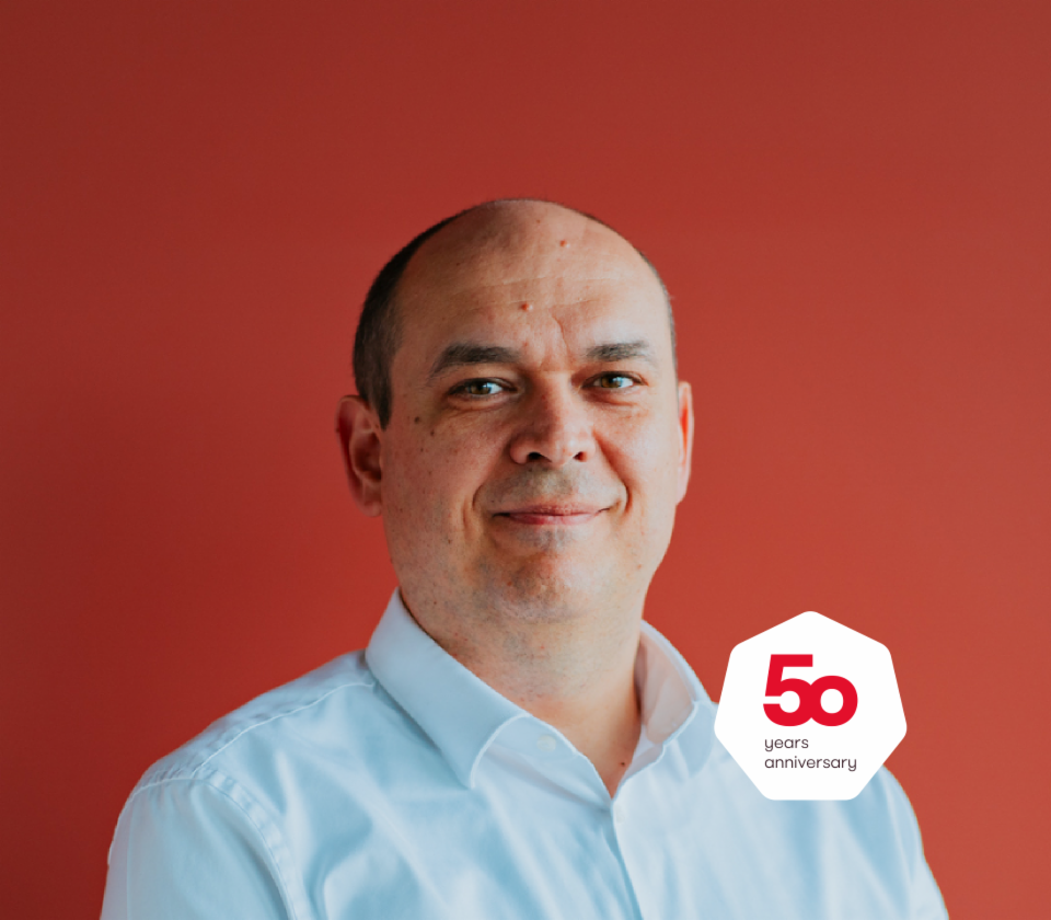 Zdjęcie portretowe Cristiana Musata, Managing Director w EOS Technology Solutions, na czerwonym tle