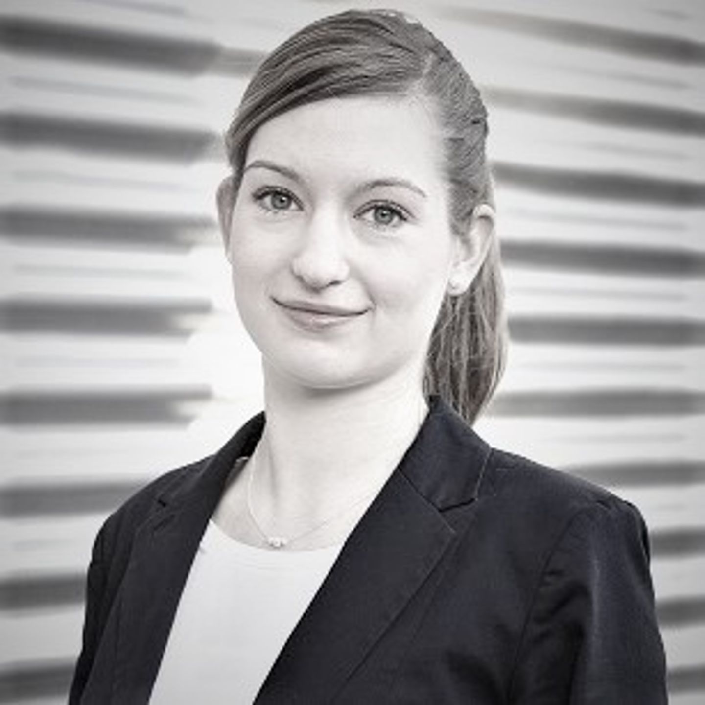 Portrait of the female expert Anja Koerber, Head of Artificial Intelligence & Automation in the Otto Group, with a braid and blazer.