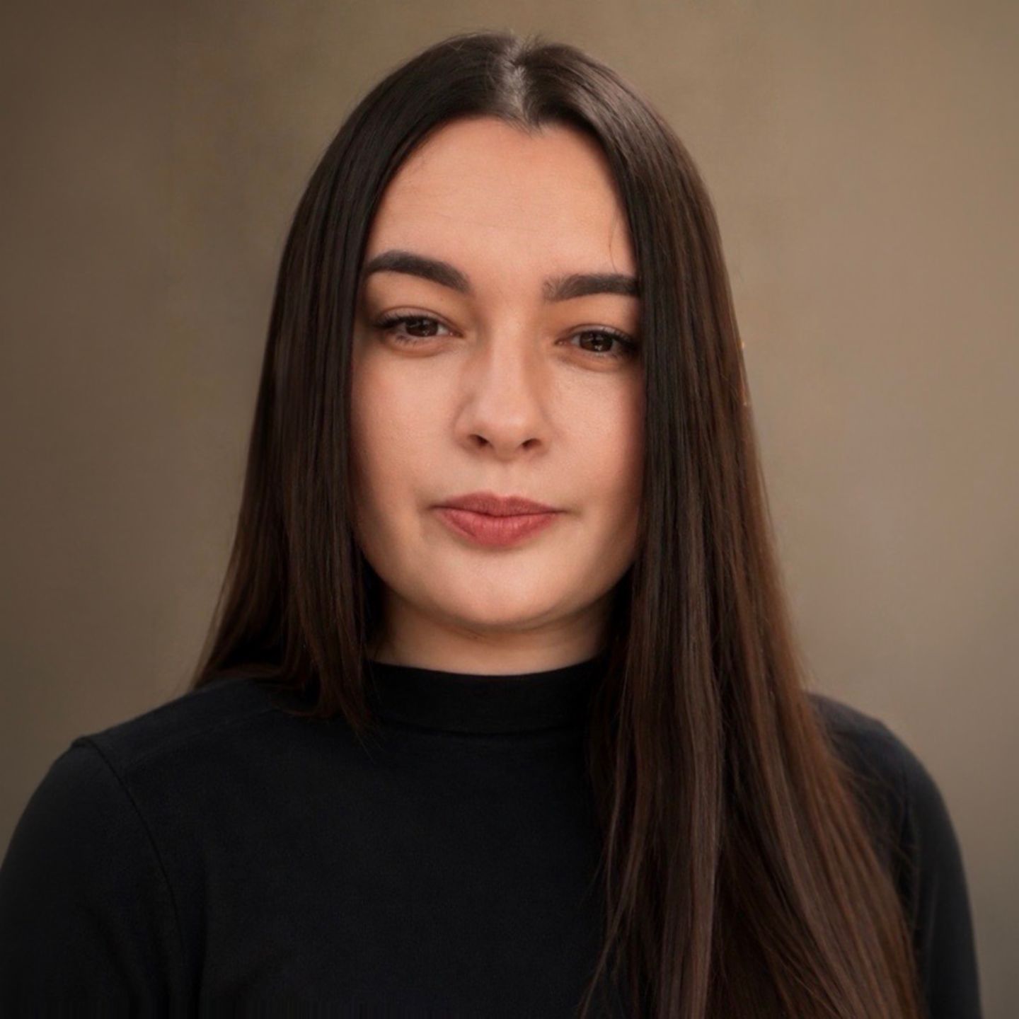Daniela Moaca, Senior Manager IT w EOS Romania, zdjęcie portretowe w ciemnym golfie.