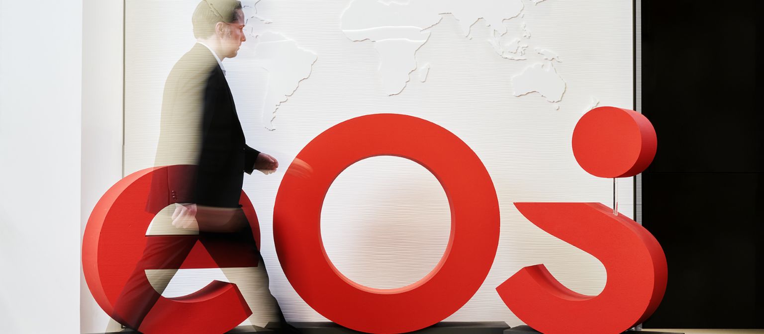 Oto nowa marka EOS: nowe logo zdobi lobby w głównej siedzibie EOS.