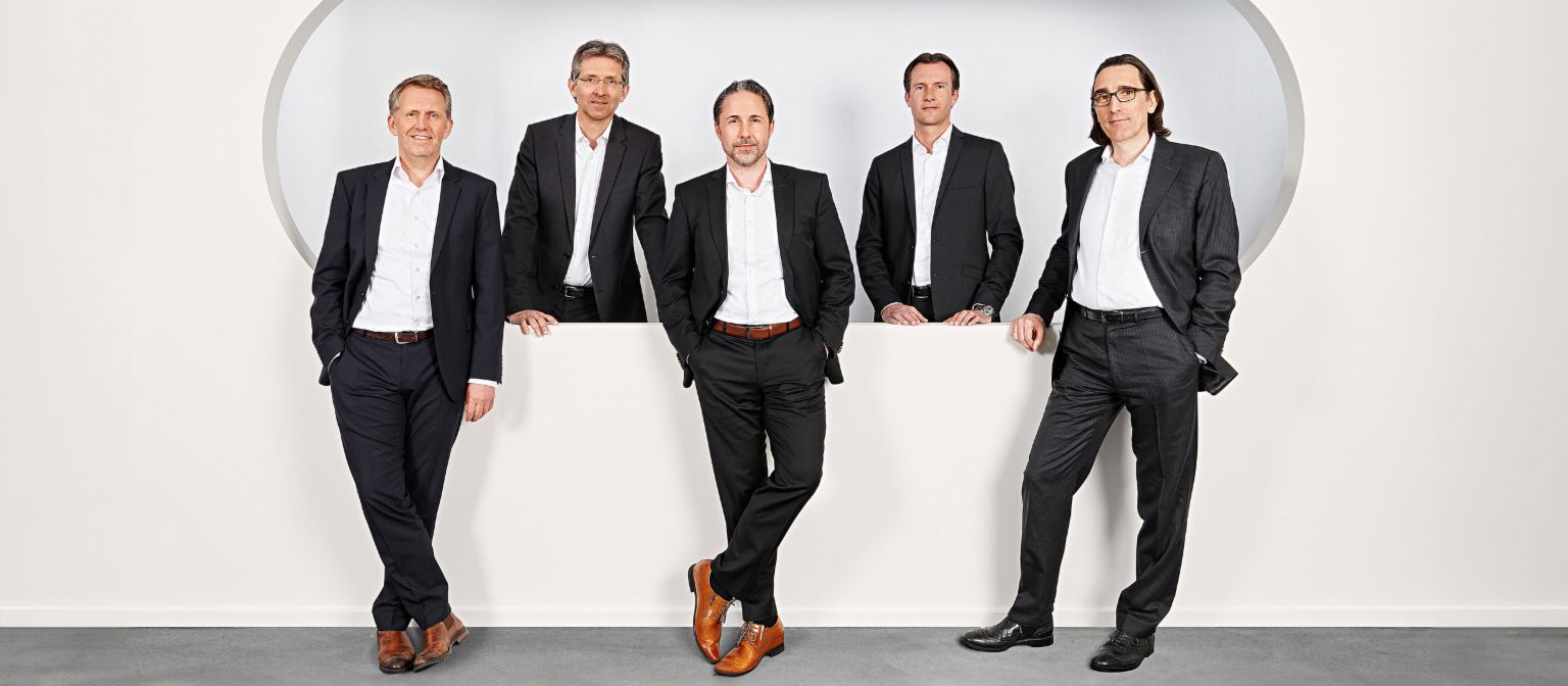 Zdjęcie grupowe przedstawia członków zarządu EOS (od lewej do prawej) Andreas Kropp (Niemcy), Justus Hecking-Veltman (finanse), Marwin Ramcke (CEO), Carsten Tidow (Europa Wschodnia) i Dr. Andreas Witzig (Europa Zachodnia).