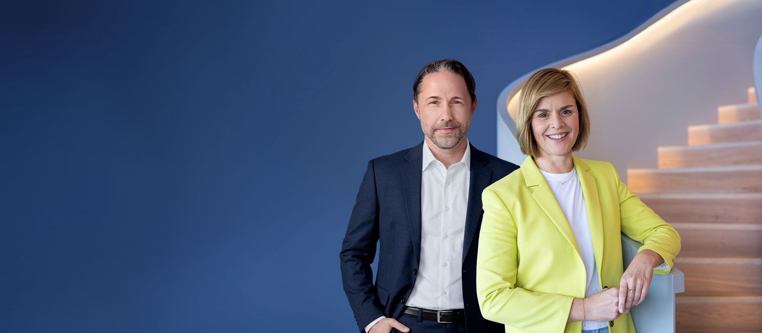 Zdjęcie przedstawia razem Marwina Ramckego, CEO Grupy EOS, oraz dr Evę Griewel, CFO Grupy EOS.