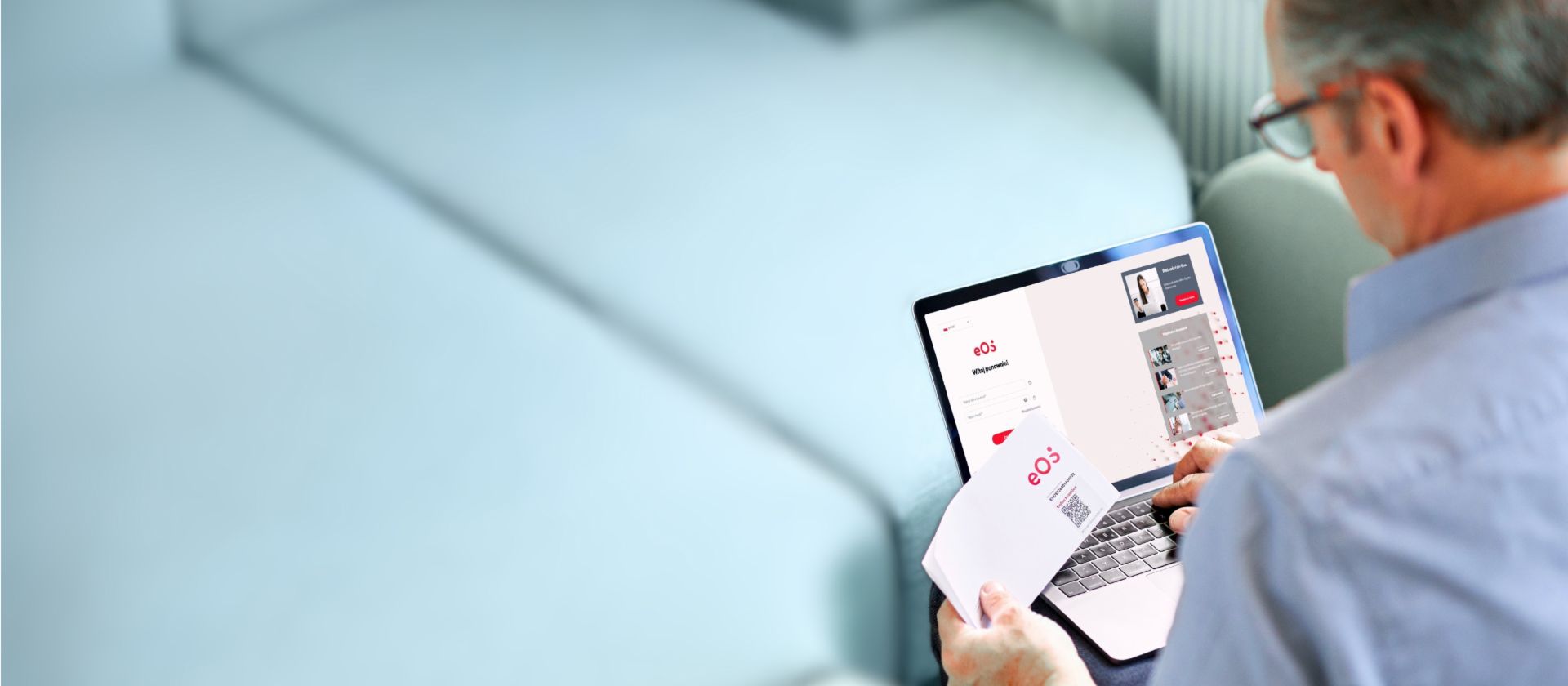 Mężczyzna korzystający z laptopa i tabletu na portalu EOS Online do zarządzania zadłużeniem i należnościami 