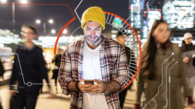 Użytkownicy smartfonów w wielkim mieście: dane osobowe stały się ważnym towarem.
