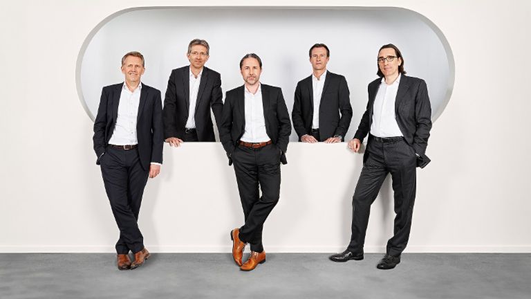 Zdjęcie grupowe przedstawia członków zarządu EOS (od lewej do prawej) Andreas Kropp (Niemcy), Justus Hecking-Veltman (finanse), Marwin Ramcke (CEO), Carsten Tidow (Europa Wschodnia) i Dr. Andreas Witzig (Europa Zachodnia).