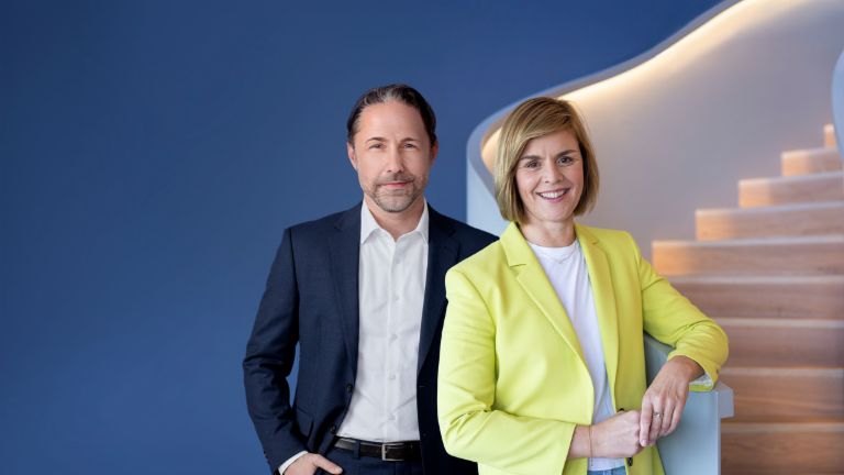 Zdjęcie przedstawia razem Marwina Ramckego, CEO Grupy EOS, oraz dr Evę Griewel, CFO Grupy EOS.