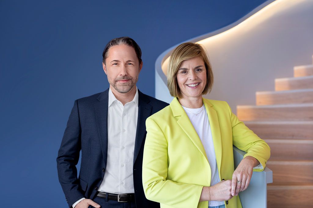 Zdjęcie przedstawia razem Marwina Ramckego, CEO Grupy EOS, oraz dr Evę Griewel, CFO Grupy EOS.