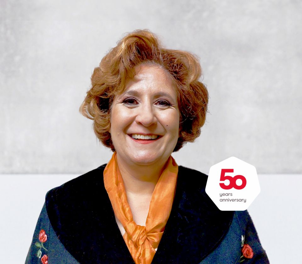 Zdjęcie portretowe Patrizii Christen, Collection Specialist w EOS Szwajcaria, na jasnym tle