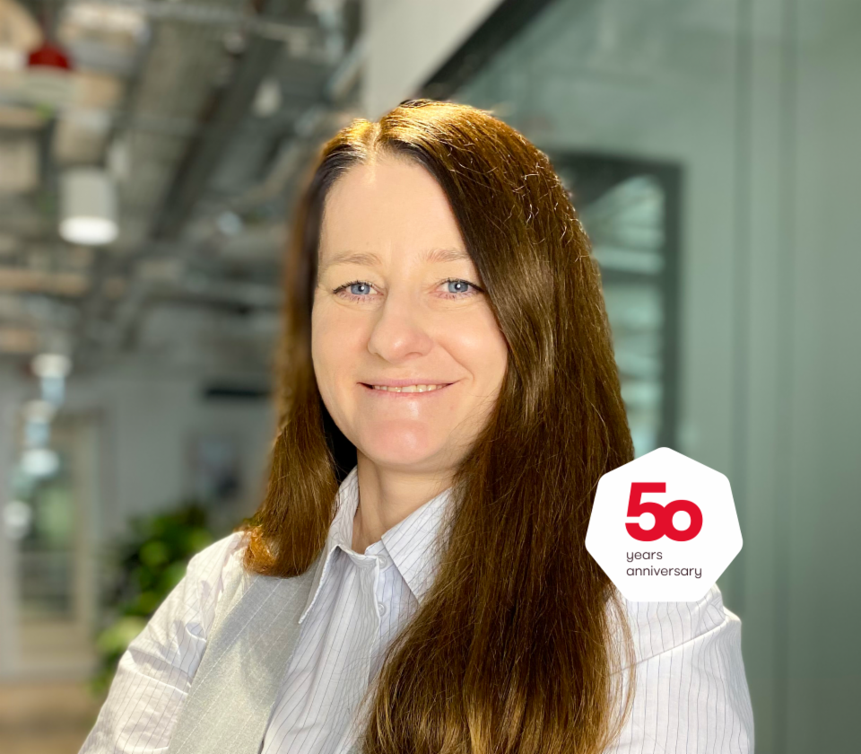 Zdjęcie portretowe Agnieszki Chromińskiej, Dyrektor Departamentu Wierzytelności bez Zabezpieczenia w EOS Polska, w otoczeniu biurowym