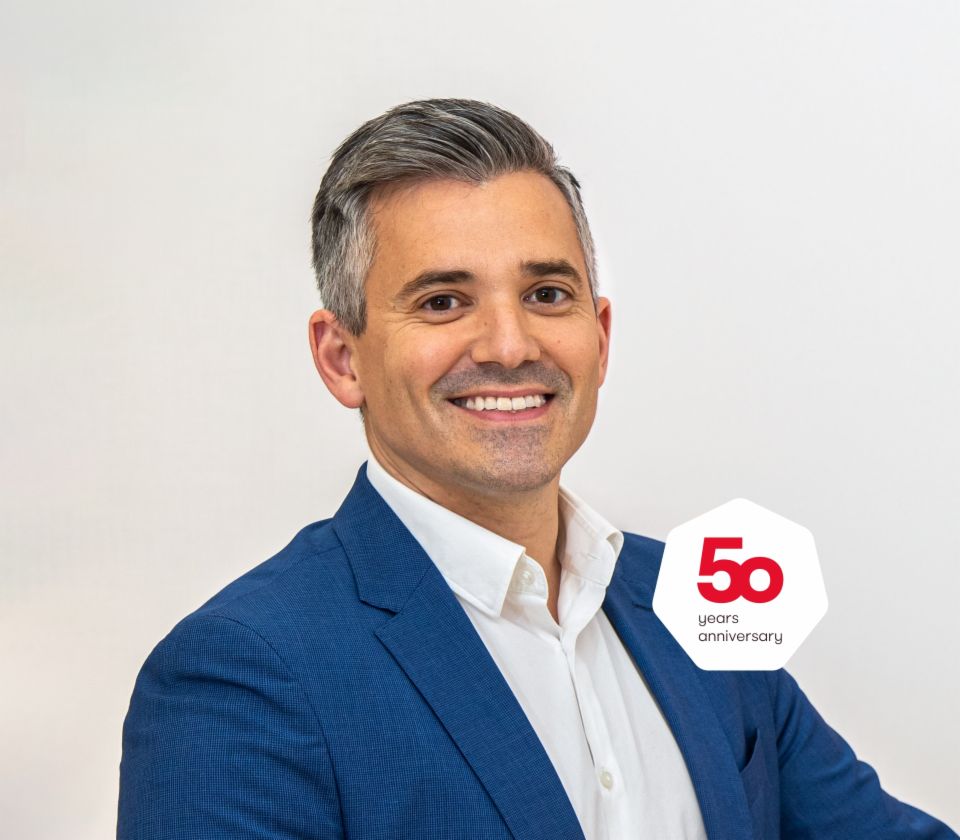 Zdjęcie portretowe Carlosa Lorenzo, Managing Director w EOS Hiszpania, na jasnym tle 