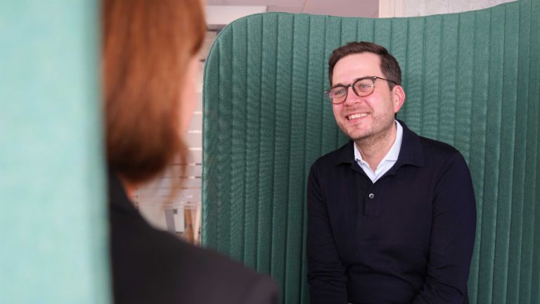 Mężczyzna w środowisku biurowym podczas wywiadu