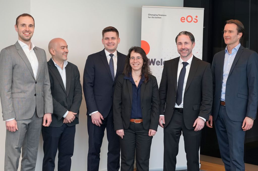 Przedstawiciele IFC odwiedzili EOS w Hamburgu, aby uczcić współpracę na rynku polskim i potwierdzić zaangażowanie w zrównoważone inwestycje (od lewej do prawej: Borys Drajczyk, Chief Investment and Technology Officer w EOS Polska, Marcos Gomez Sierra, specjalista ds. inwestycji w trudne aktywa w IFC - Międzynarodowej Korporacji Finansowej, Dariusz Petynka, dyrektor zarządzający EOS Polska, Ariane di Iorio, globalna szefowa inwestycji w trudne aktywa w IFC, Marwin Ramcke, CEO Grupy EOS, Carsten Tidow, dyrektor zarządzający Grupy EOS, odpowiedzialny za region Europy Wschodniej)