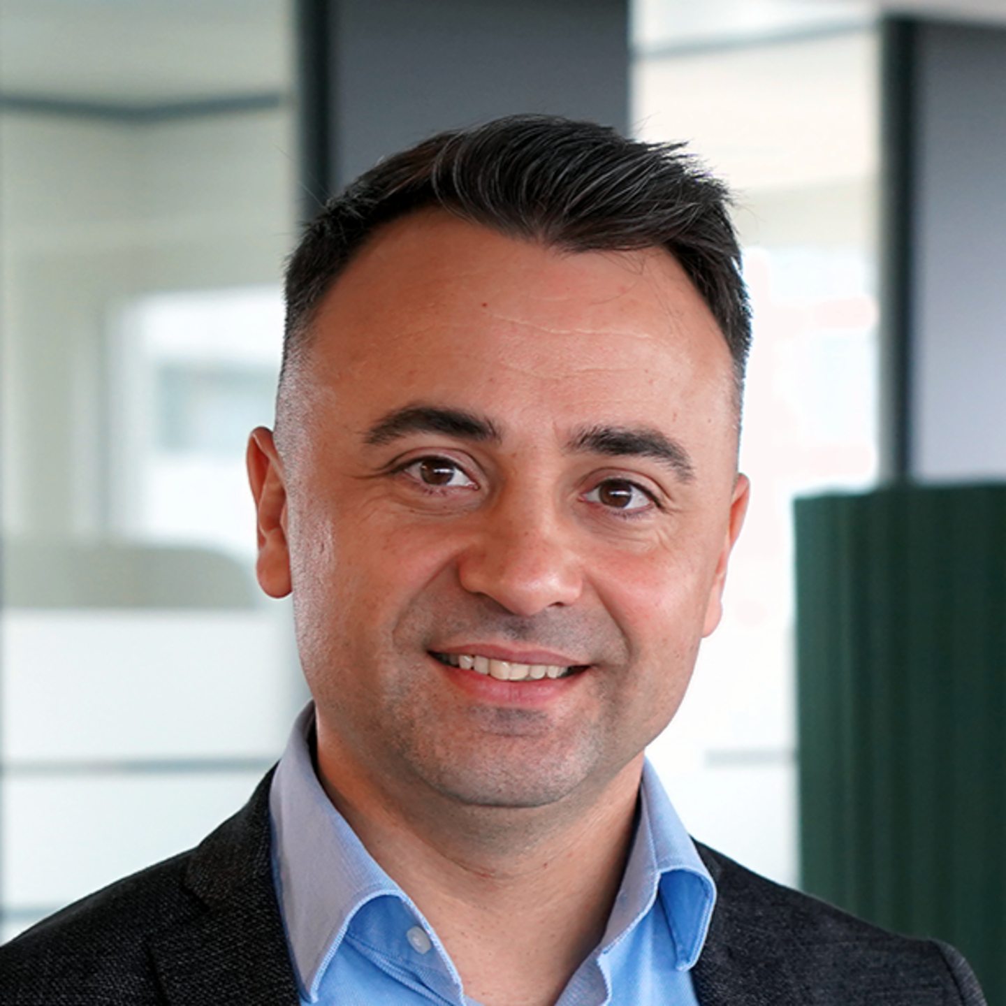 Obraz przedstawia portret partnera rozmowy Paula Baltaga, Menedżera Transformacji Cyfrowej w EOS Rumunia.