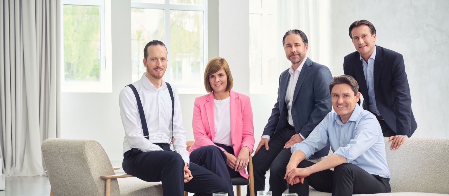 Zarząd Grupy EOS (od lewej do prawej: Sebastian Pollmer, Dr. Eva Griewel, Marwin Ramcke, Dr. Stephan Ohlmeyer, Carsten Tidow), w jasnym pomieszczeniu, patrzący prosto w obiektyw aparatu