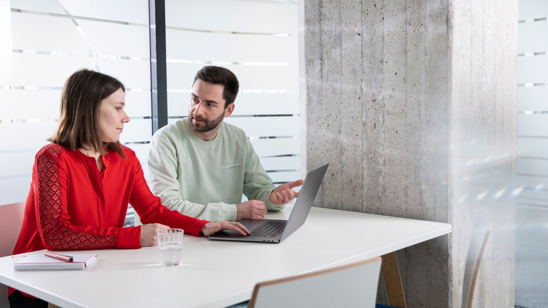 Two EOS colleagues with laptop in meeting room