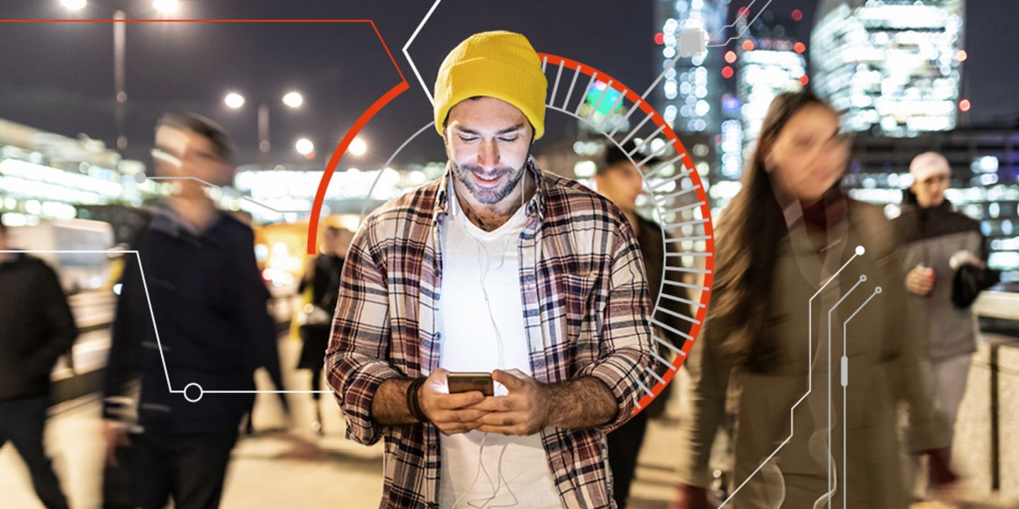 Użytkownicy smartfonów w wielkim mieście: dane osobowe stały się ważnym towarem.