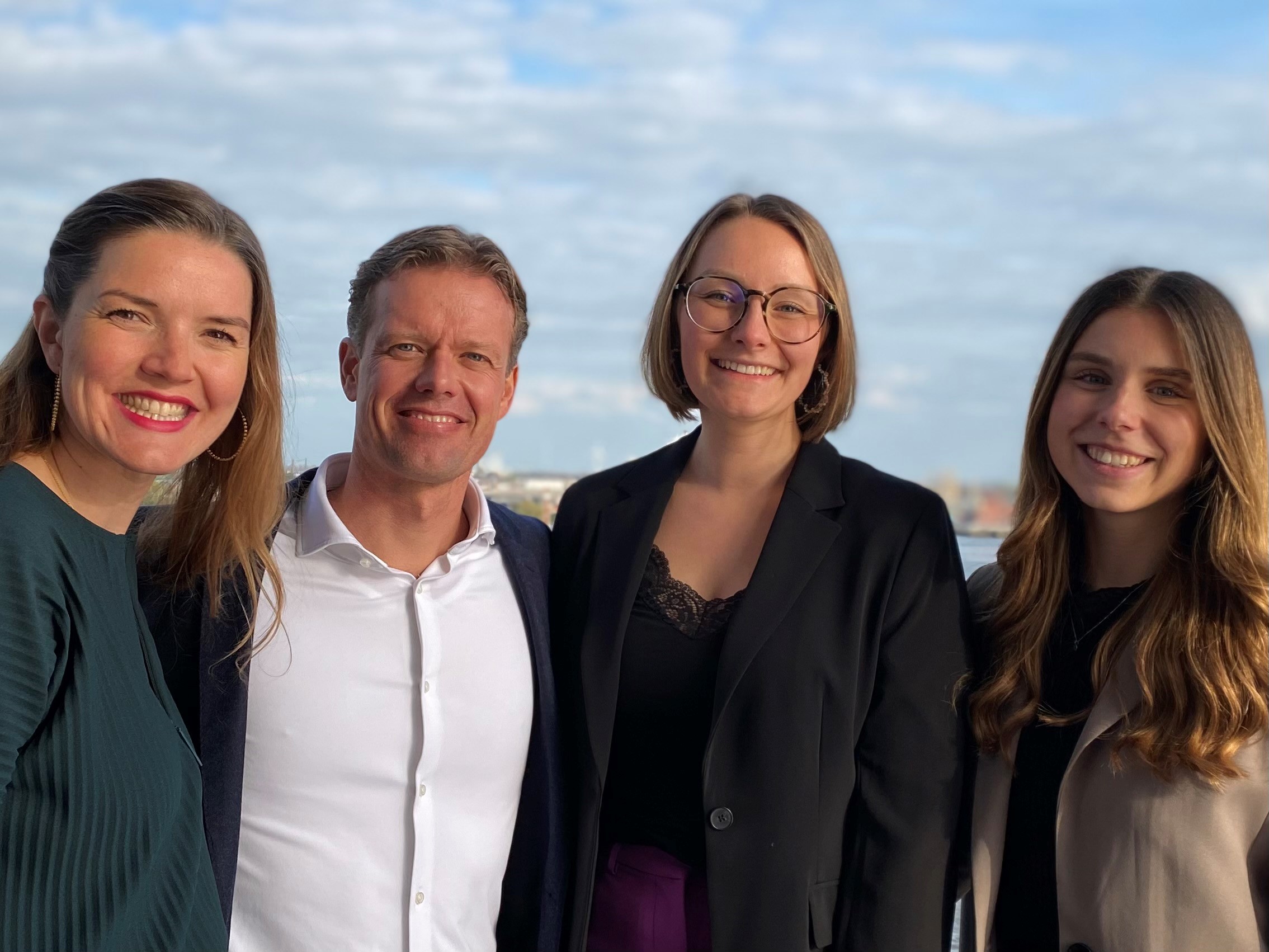 A photo shows the team from the EOS finlit foundation: Jana Titov, Sebastian Richter, Marie Langeloh and Leonie Schoch (from left to right).