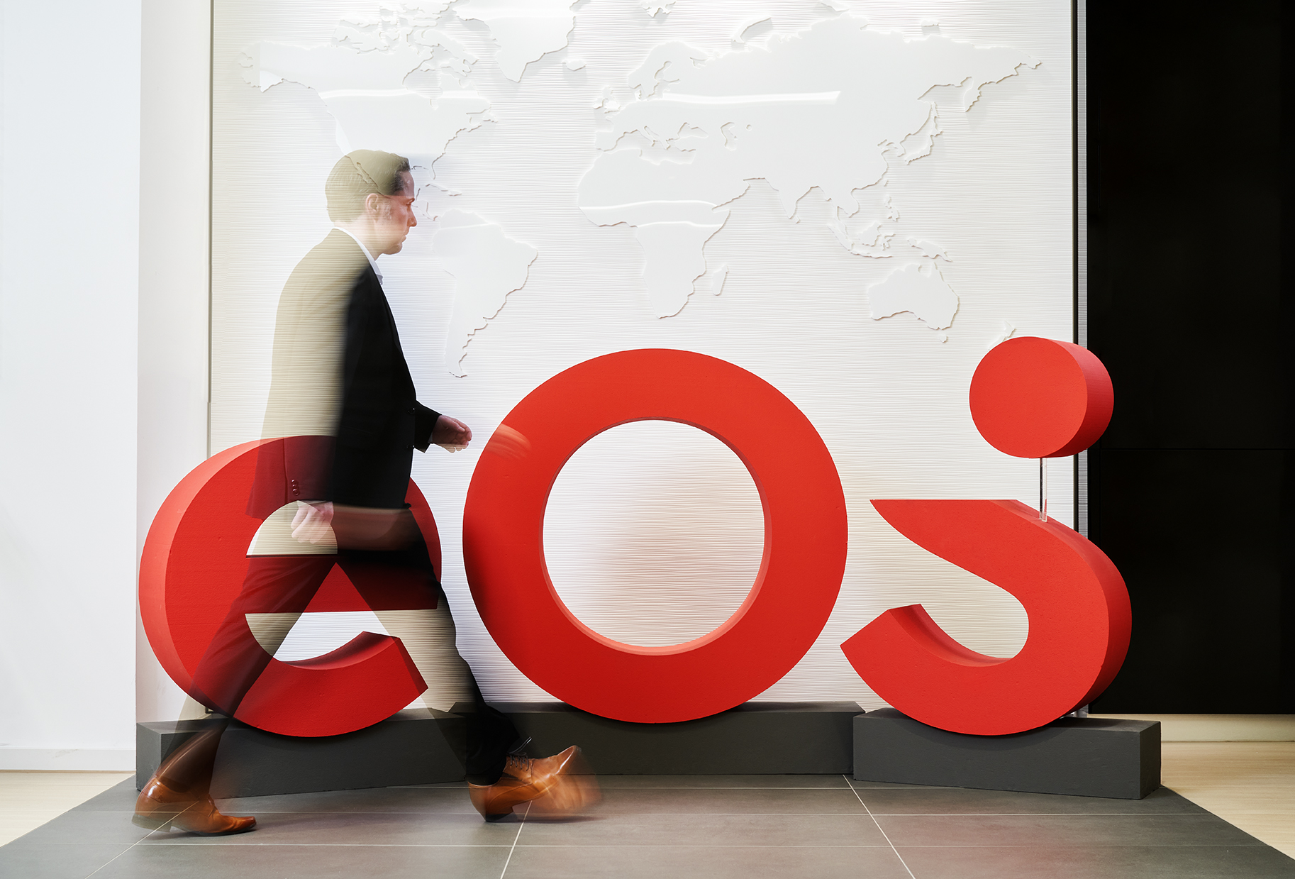 Oto nowa marka EOS: nowe logo zdobi lobby w głównej siedzibie EOS.